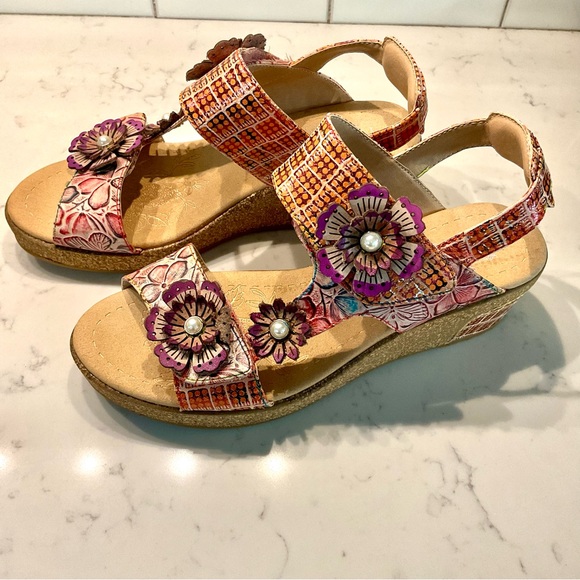 L’ ARTISTE Wedge Sandal - Picture 2 of 7